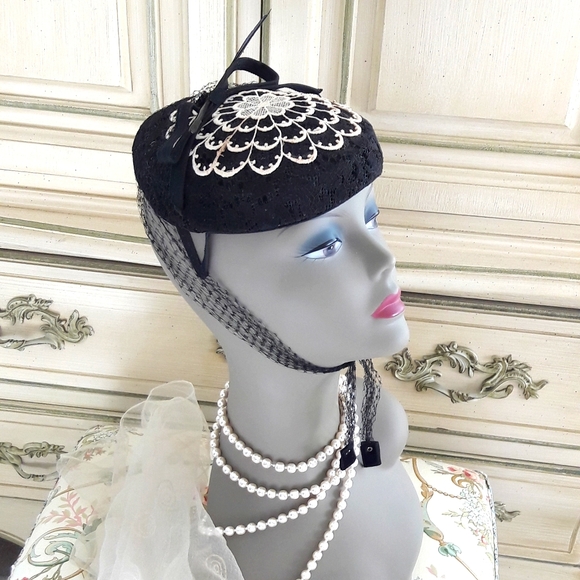 Vintage Accessories - RARE BEAUTIFUL VTG HAT W/ NETTING TIES,CROCHET TOP